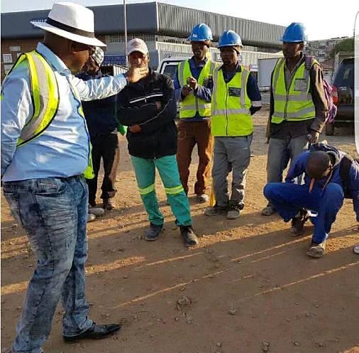 Site briefing with the construction crew
